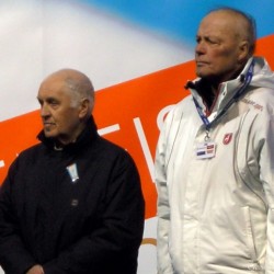 Josl Rieder und Toni Sailer während der Bundeshymne