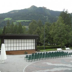 Alpen Arena mit Blick auf die Schlossalm