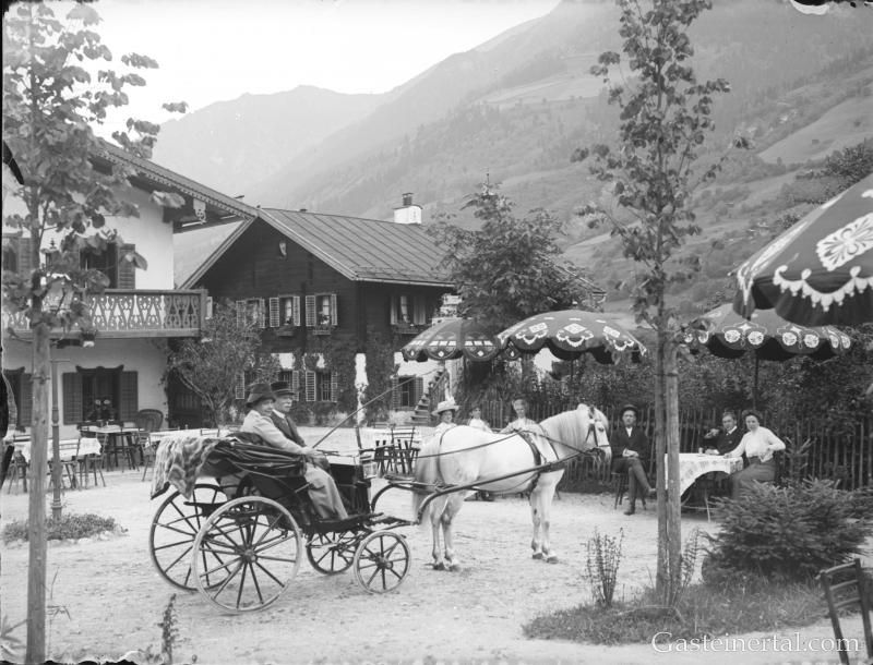 <Einspänner vor dem Kaffee - Restaurant Bertahof im Jahr 1913   (c) Österr. Nationalbibliothek