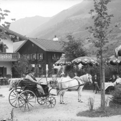 Einspänner vor dem Kaffee - Restaurant Bertahof im Jahr 1913   (c) Österr. Nationalbibliothek
