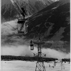 Stubnerkogelbahn mit Blick auf das verschneite Bad Gastein im Jahr 1952   (c) Österr. Nationalbibliothek