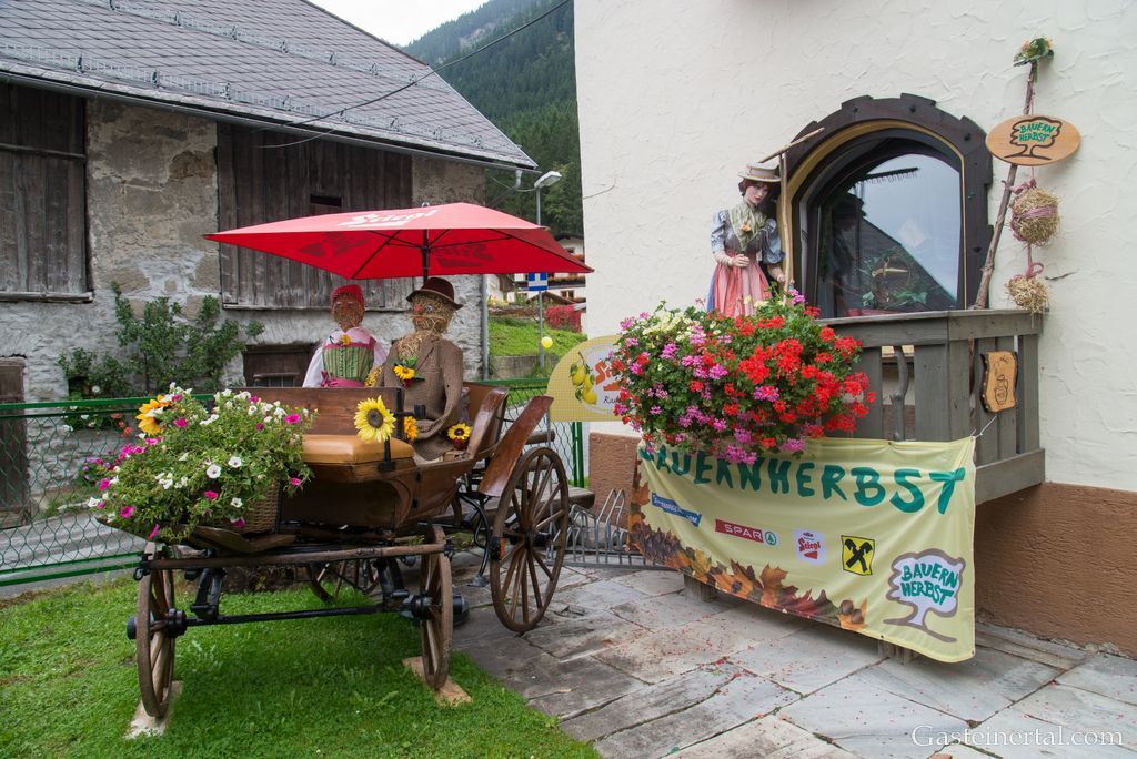 <Bauernherbst Figuren beim Gasthaus Bäckerwirt in Bad Gastein
