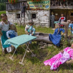 Bauernherbst Figuren beim Ullmangut in Bad Gastein