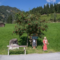 Bauernherbst Figuren beim Grubhof in Bad Hofgastein