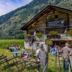 Bauernherbst Figuren beim Ullmangut in Bad Gastein