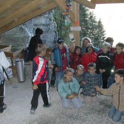 Kinder beim Höhleneingang