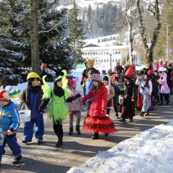 Die Volksschüler vor Ihrer Containerschule