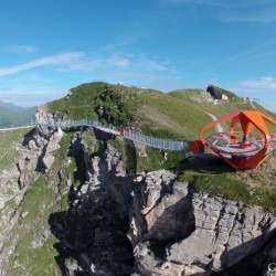 Felsenweg, im Hintergrund der Glocknerblick und Bergstation