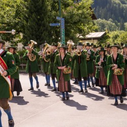 Prozession mit Gasteiner Vereinen am Gemeindeplatz in Dorfgastein