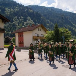 Prozession mit Gasteiner Vereinen am Gemeindeplatz in Dorfgastein