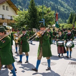 Prozession mit Gasteiner Vereinen am Gemeindeplatz in Dorfgastein