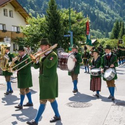 Prozession mit Gasteiner Vereinen am Gemeindeplatz in Dorfgastein