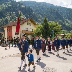 Prozession mit Gasteiner Vereinen am Gemeindeplatz in Dorfgastein