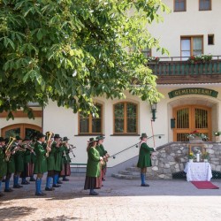 Prozession mit Gasteiner Vereinen am Gemeindeplatz in Dorfgastein