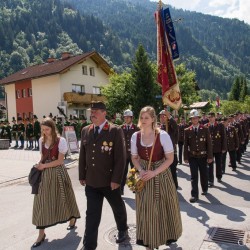 Prozession mit Gasteiner Vereinen am Gemeindeplatz in Dorfgastein