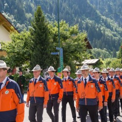 Prozession mit Gasteiner Vereinen am Gemeindeplatz in Dorfgastein