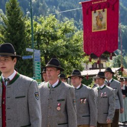 Prozession mit Gasteiner Vereinen am Gemeindeplatz in Dorfgastein