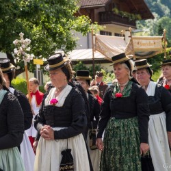 Prozession mit Gasteiner Vereinen am Gemeindeplatz in Dorfgastein