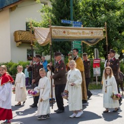 Prozession mit Gasteiner Vereinen am Gemeindeplatz in Dorfgastein