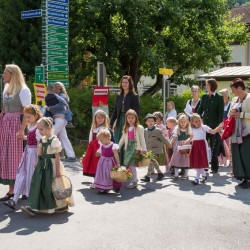 Prozession mit Gasteiner Vereinen am Gemeindeplatz in Dorfgastein