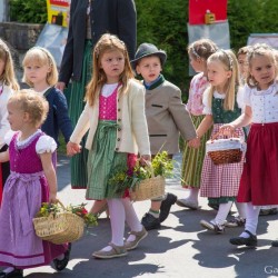 Prozession mit Gasteiner Vereinen am Gemeindeplatz in Dorfgastein