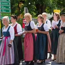 Prozession mit Gasteiner Vereinen am Gemeindeplatz in Dorfgastein