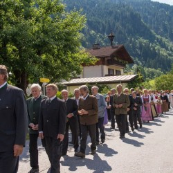 Prozession mit Gasteiner Vereinen am Gemeindeplatz in Dorfgastein