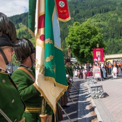 Prozession mit Gasteiner Vereinen am Gemeindeplatz in Dorfgastein