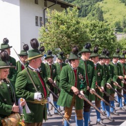 Prozession mit Gasteiner Vereinen am Gemeindeplatz in Dorfgastein