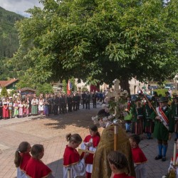 Prozession mit Gasteiner Vereinen am Gemeindeplatz in Dorfgastein