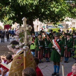 Prozession mit Gasteiner Vereinen am Gemeindeplatz in Dorfgastein
