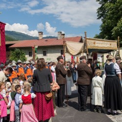 Prozession mit Gasteiner Vereinen am Gemeindeplatz in Dorfgastein