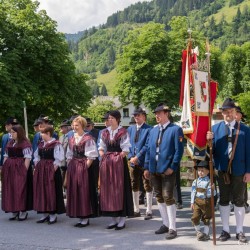 Prozession mit Gasteiner Vereinen am Gemeindeplatz in Dorfgastein