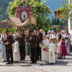 Prozession mit Gasteiner Vereinen am Gemeindeplatz in Dorfgastein