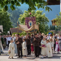 Prozession mit Gasteiner Vereinen am Gemeindeplatz in Dorfgastein