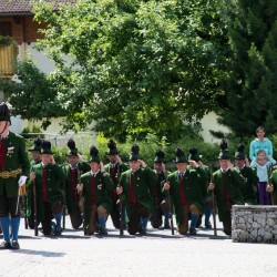 Prozession mit Gasteiner Vereinen am Gemeindeplatz in Dorfgastein