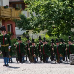 Prozession mit Gasteiner Vereinen am Gemeindeplatz in Dorfgastein