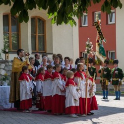 Prozession mit Gasteiner Vereinen am Gemeindeplatz in Dorfgastein