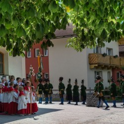 Prozession mit Gasteiner Vereinen am Gemeindeplatz in Dorfgastein