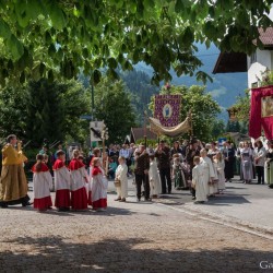 Prozession mit Gasteiner Vereinen am Gemeindeplatz in Dorfgastein