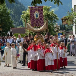 Prozession mit Gasteiner Vereinen am Gemeindeplatz in Dorfgastein