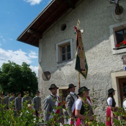 Prozession mit Gasteiner Vereinen am Gemeindeplatz in Dorfgastein