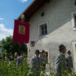 Prozession mit Gasteiner Vereinen am Gemeindeplatz in Dorfgastein