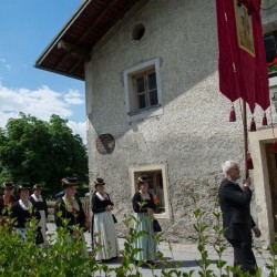 Prozession mit Gasteiner Vereinen am Gemeindeplatz in Dorfgastein