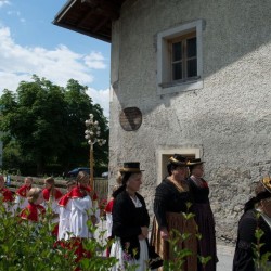 Prozession mit Gasteiner Vereinen am Gemeindeplatz in Dorfgastein