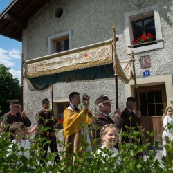 Prozession mit Gasteiner Vereinen am Gemeindeplatz in Dorfgastein