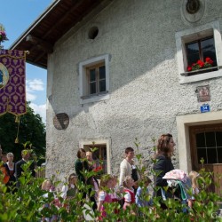 Prozession mit Gasteiner Vereinen am Gemeindeplatz in Dorfgastein