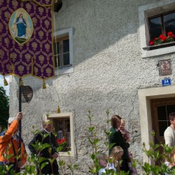 Prozession mit Gasteiner Vereinen am Gemeindeplatz in Dorfgastein