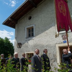 Prozession mit Gasteiner Vereinen am Gemeindeplatz in Dorfgastein