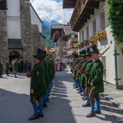 Prozession mit Gasteiner Vereinen am Gemeindeplatz in Dorfgastein